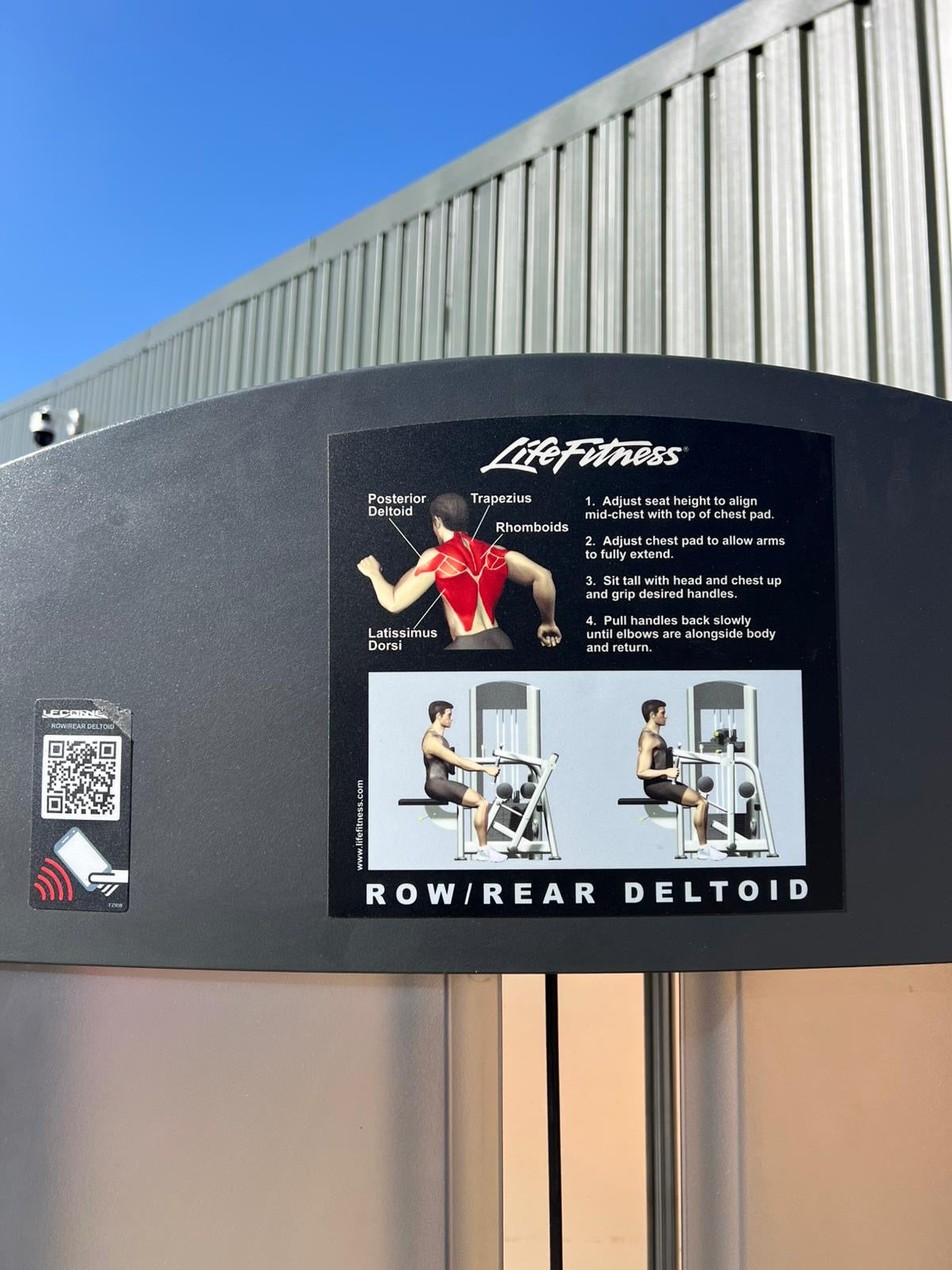 Life Fitness Signature Series Row / Rear Delt Machine