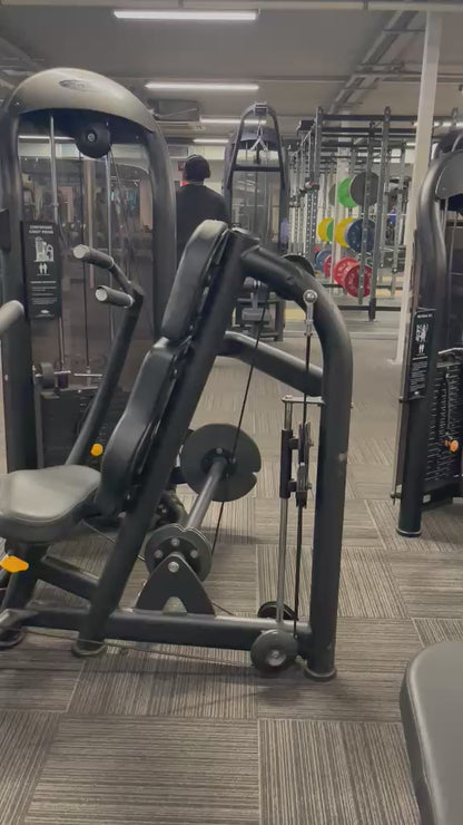 Matrix Aura G3 Converging Chest Press – Black
