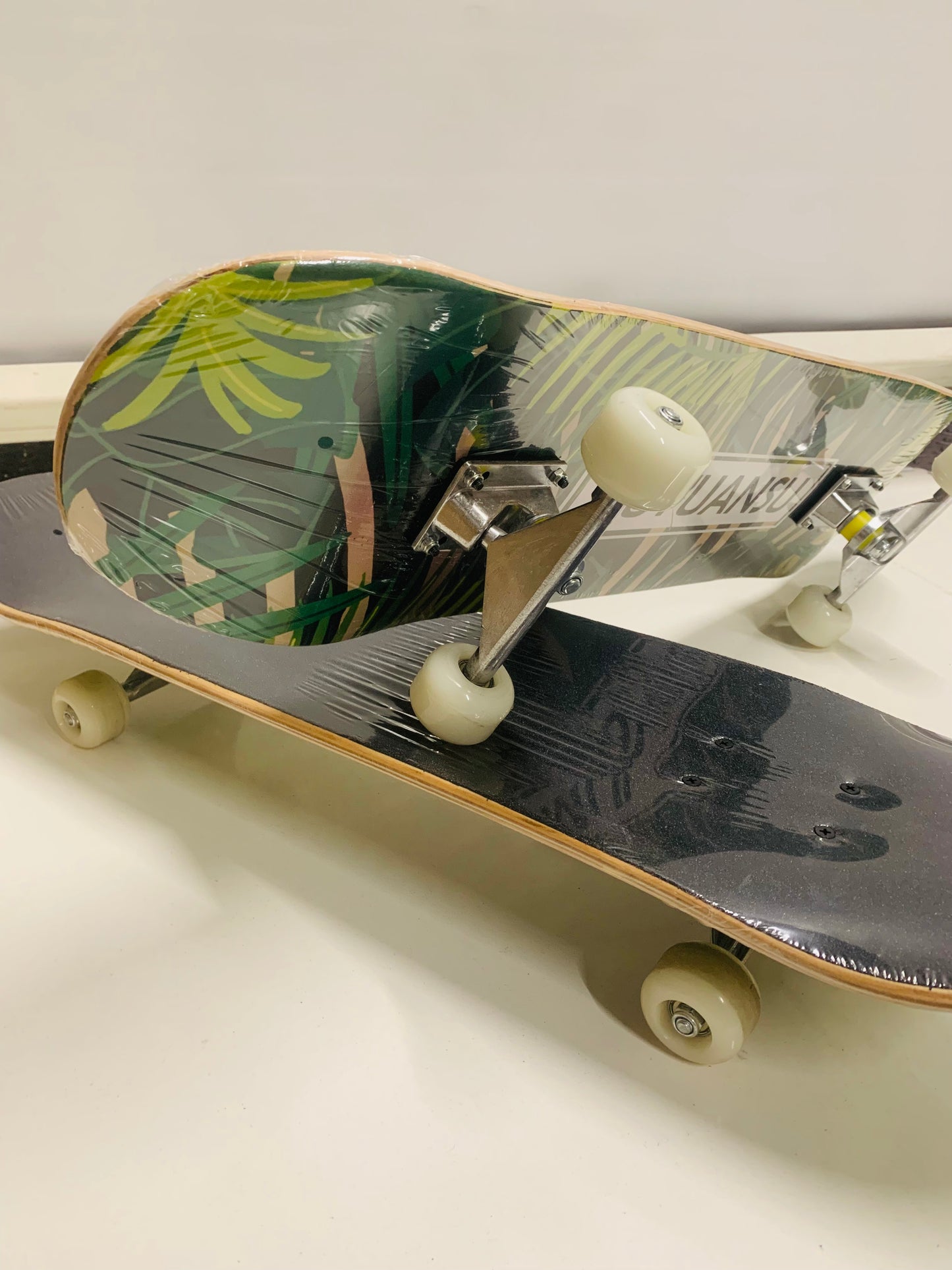 YIQIFEI Skateboard, Professional Standard Complete Skateboards, 31.4in Skate Board