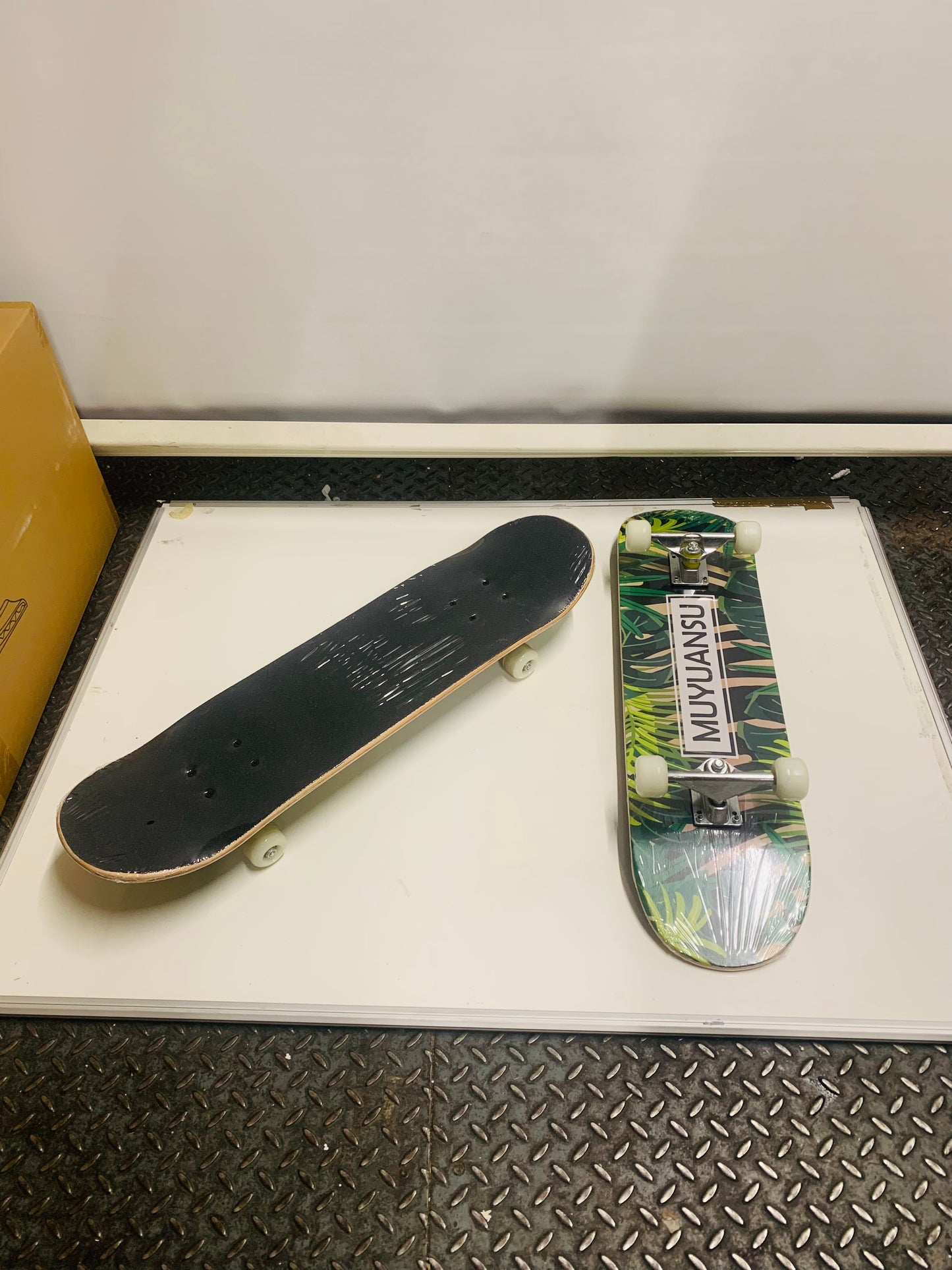 YIQIFEI Skateboard, Professional Standard Complete Skateboards, 31.4in Skate Board